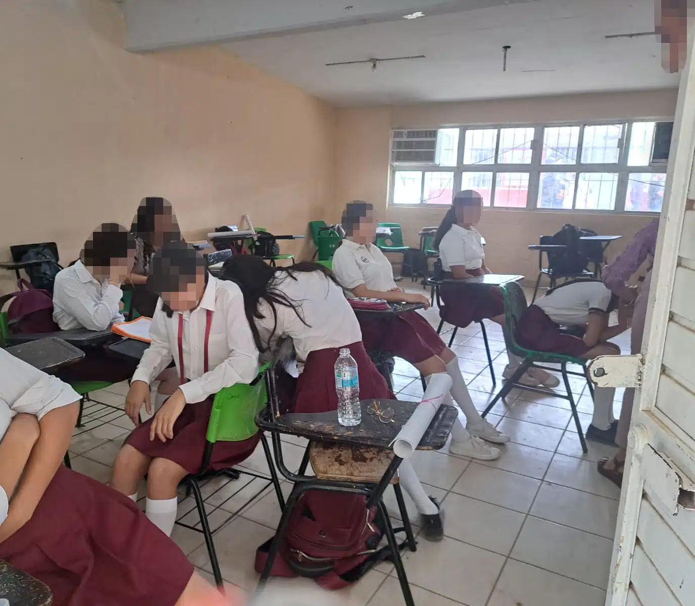 Estudiantes de secundaria tras afectaciones por las altas temperaturas en lunes cívico de Guasave