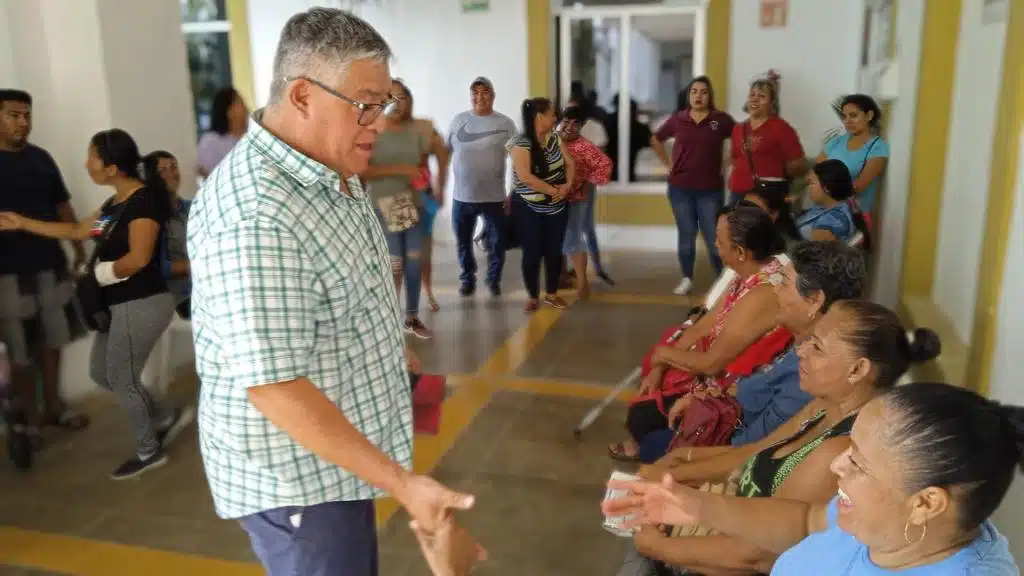 El director de Bienestar y Desarrollo Social, Tonatiu Guerra Martínez, atendió este miércoles a un grupo de vecinos