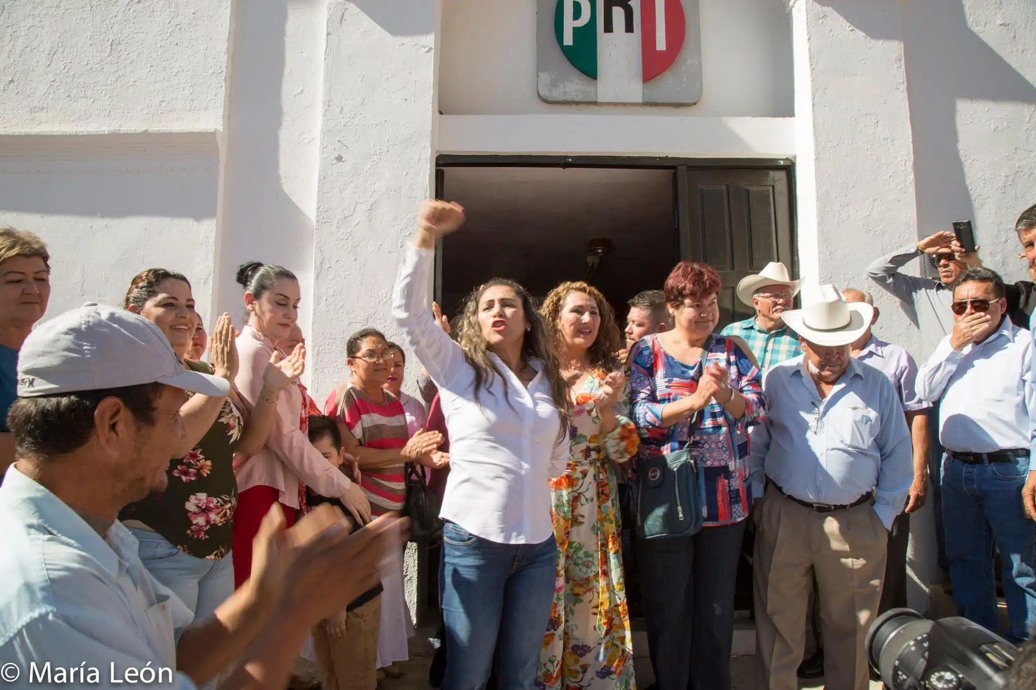 Exalcaldesa de Sinaloa municipio María León Rubio afuera de oficinas del PRI acompañada de simpatizantes