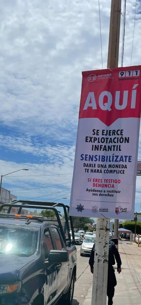 Cartel pegado en un poste