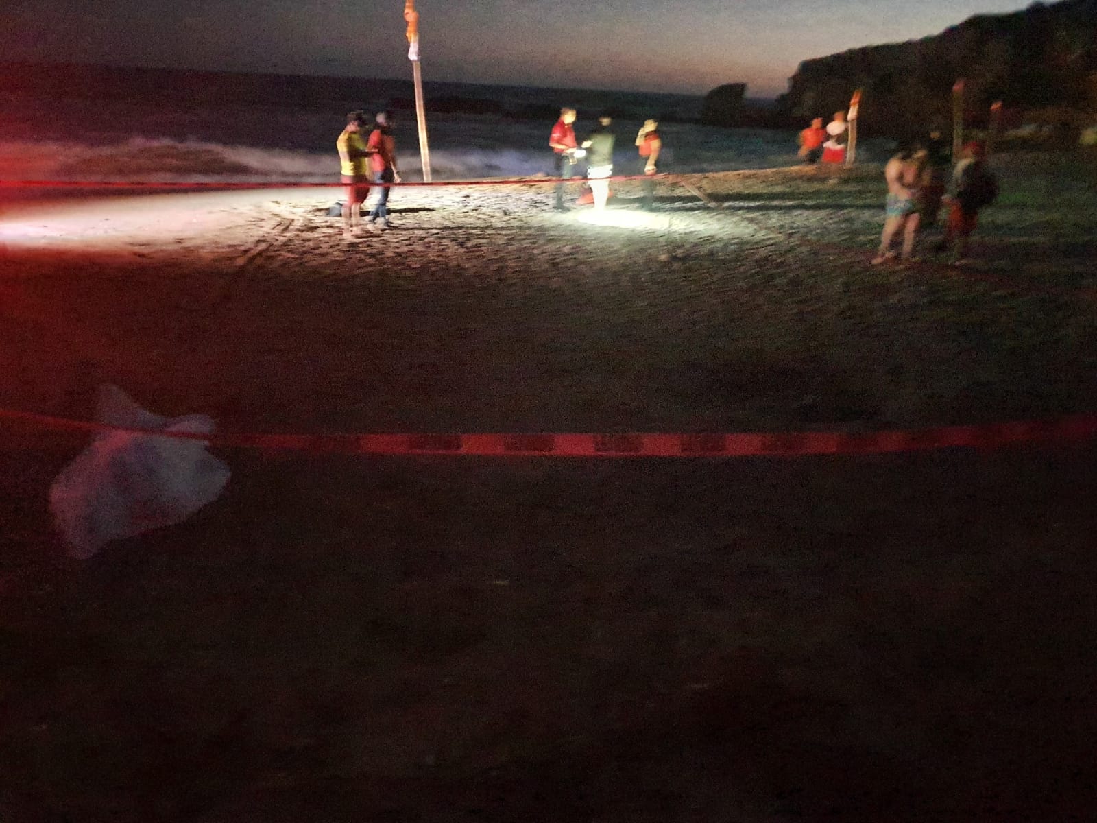 La Policía Acuática reiteró el llamado a los bañistas, turistas y locales, a evitar ingresar al mar en zonas con banderín rojo