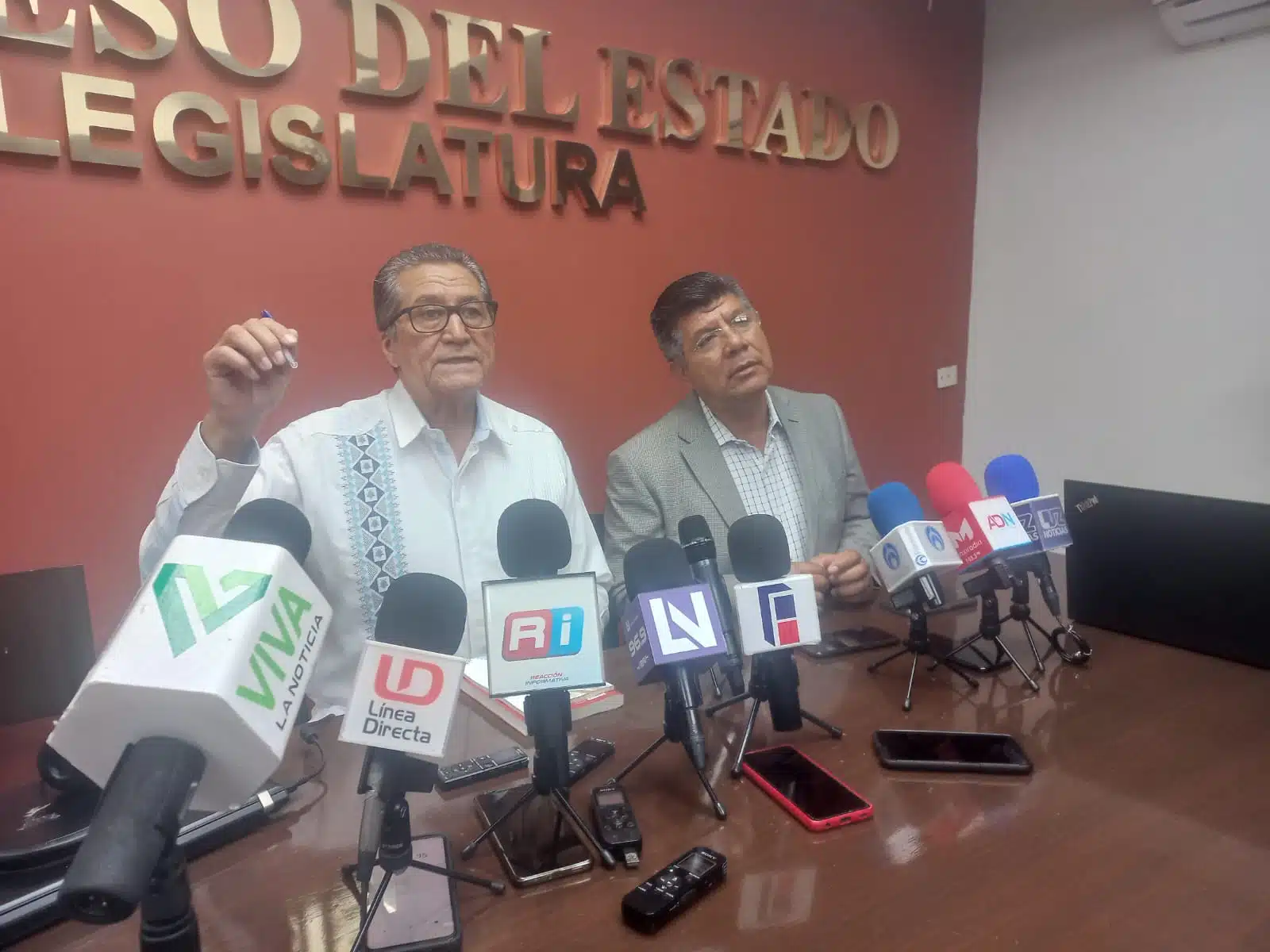 Rueda de prensa de Feliciano Castro Meléndrez presidente de la Jucopo en el Congreso del Estado