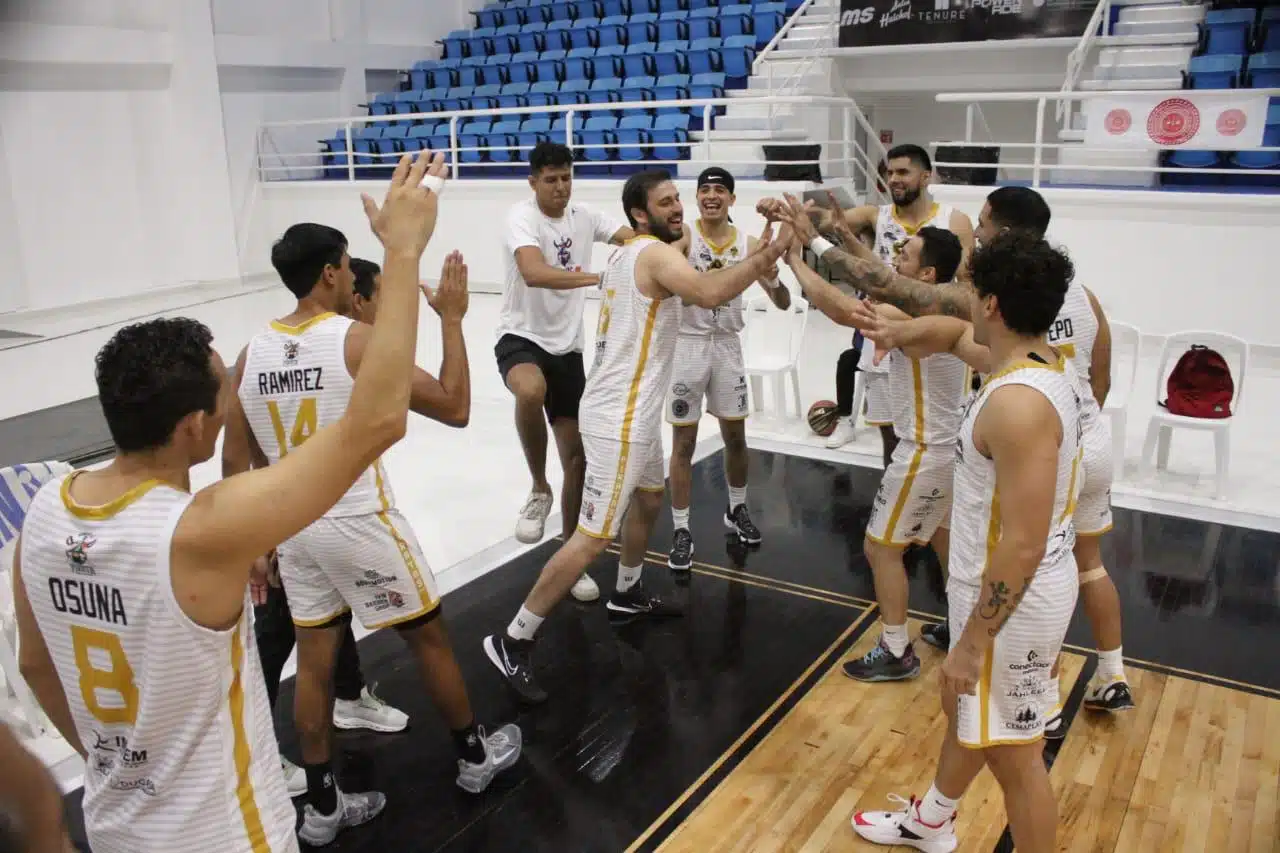 Festejo de Piratas Basketball en el Lobodome Mazatlán