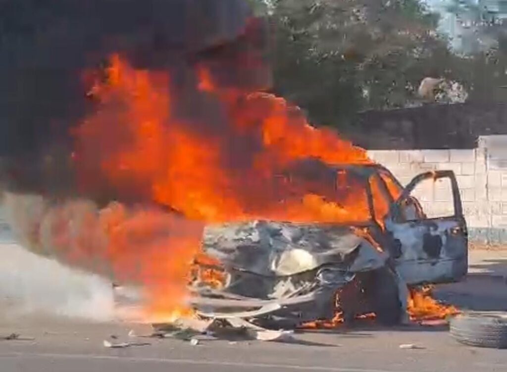 Fuego consume por completo un auto Nissan Sentra blanco en Culiacán