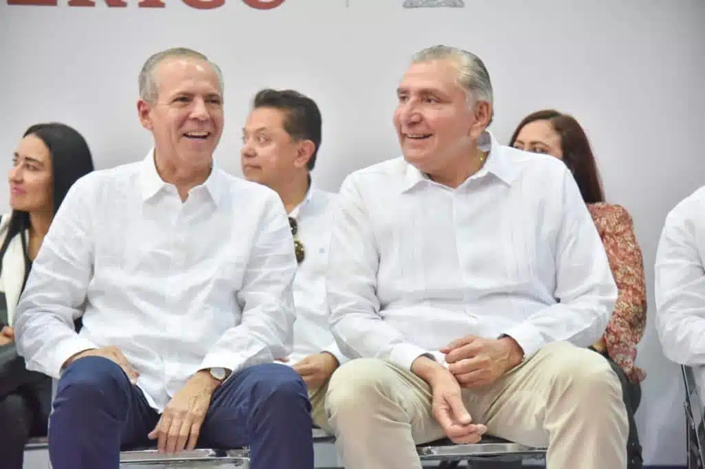 Gerardo Vargas Landeros y Adán Augusto López Hernández sentados en un evento