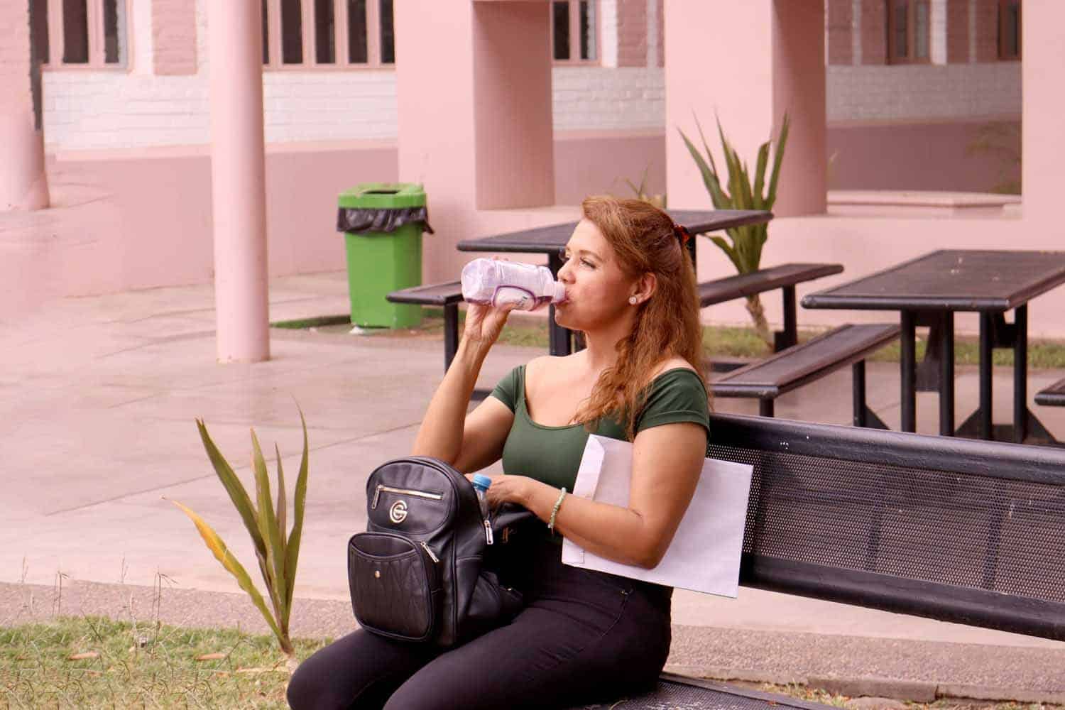 Las personas con mayor exposición al sol, deben cuidar más su hidratación.
