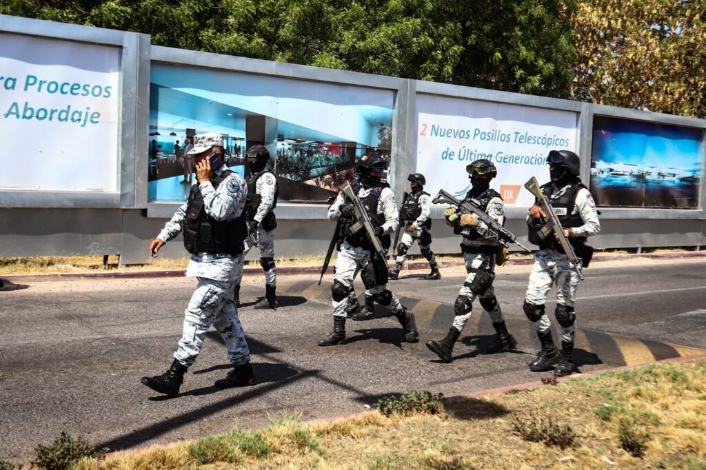 Grupo de agentes de la Guardia Nacional en el operativo implementado en el Aeropuerto Internacional de Culiacán