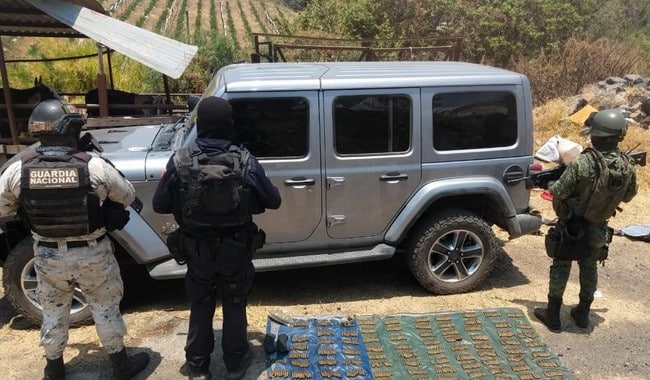 Guardia Nacional decomisa vehículos y cartuchos