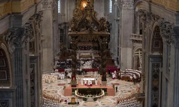 Sujeto se desnudó en pleno altar del vaticano