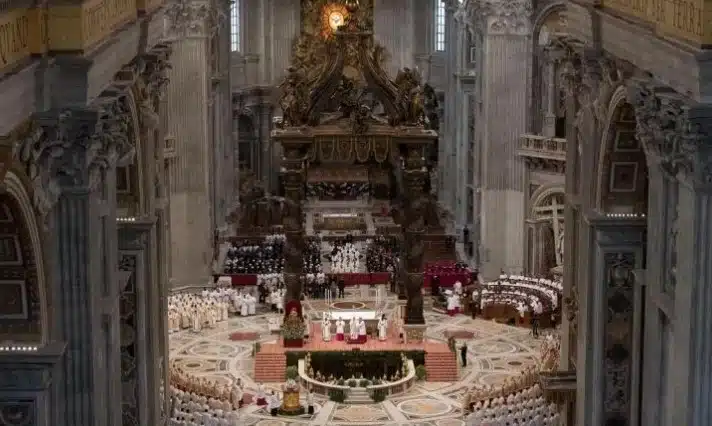 Sujeto se desnudó en pleno altar del vaticano
