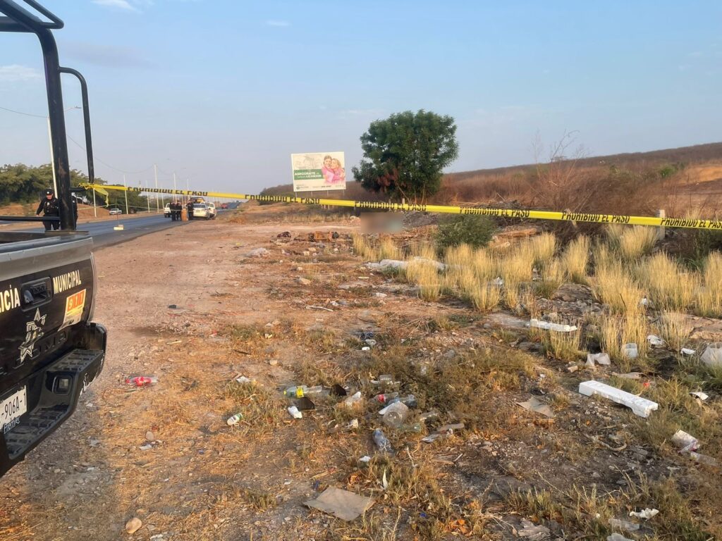 Cuerpos sin vida en un terreno baldío a un costado de la carretera La Costerita y una patrulla de la Policía Municipal de Culiacán