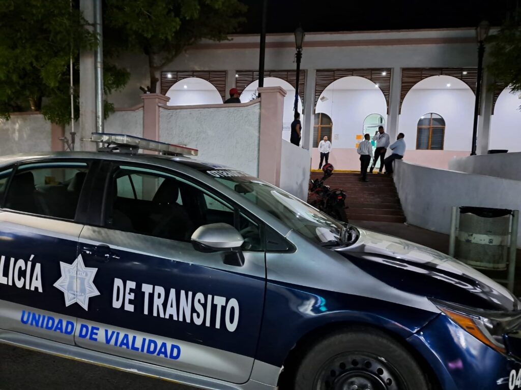 Carro de la policía de tránsito estacionado sobre la calle afuera de un hospital de Culiacán