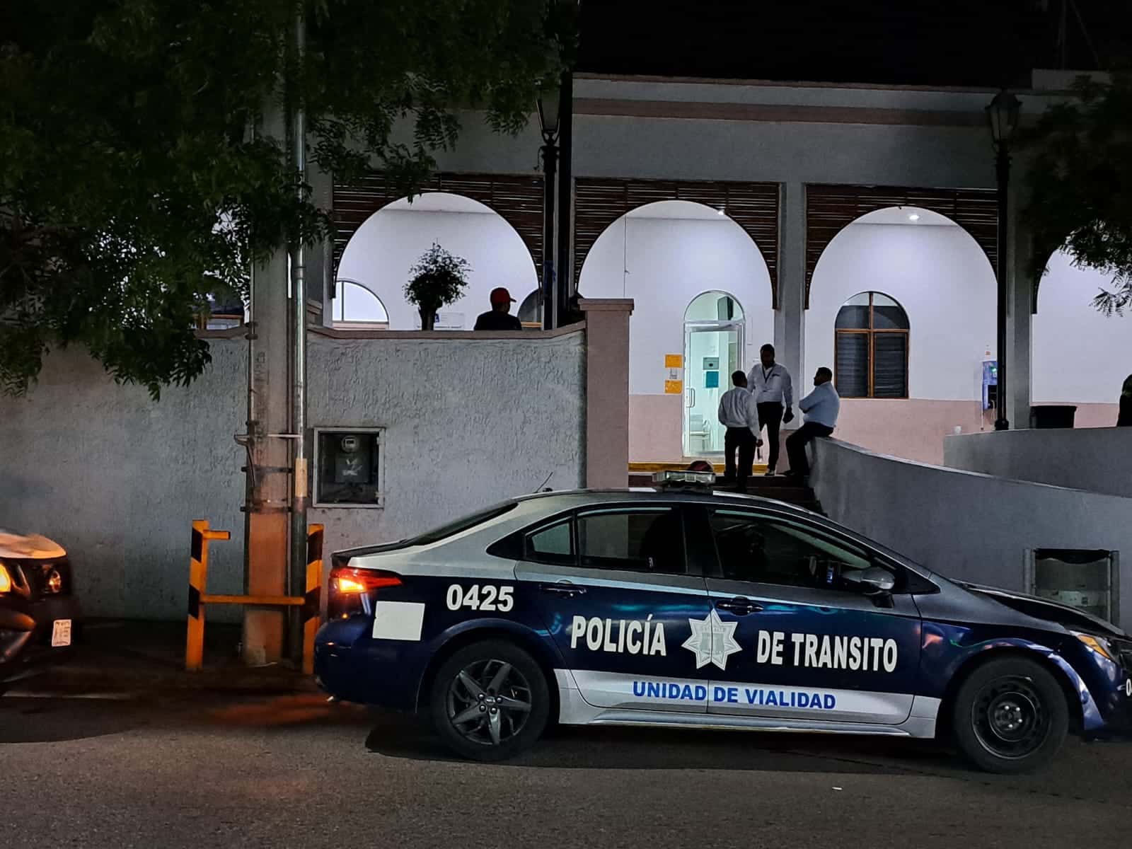Carro de la policía de tránsito estacionado sobre la calle afuera de un hospital de Culiacán