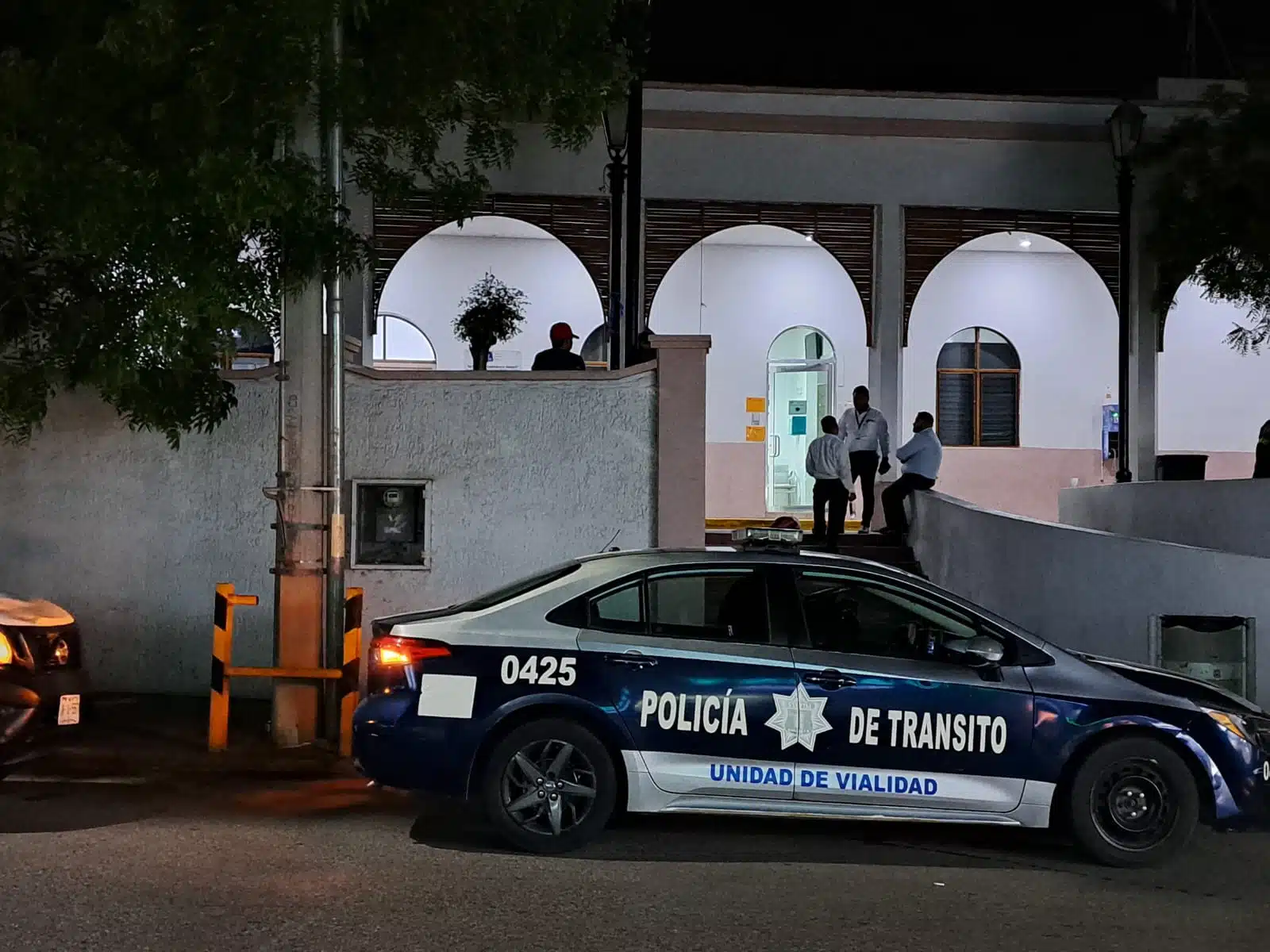 Carro de la policía de tránsito estacionado sobre la calle afuera de un hospital de Culiacán