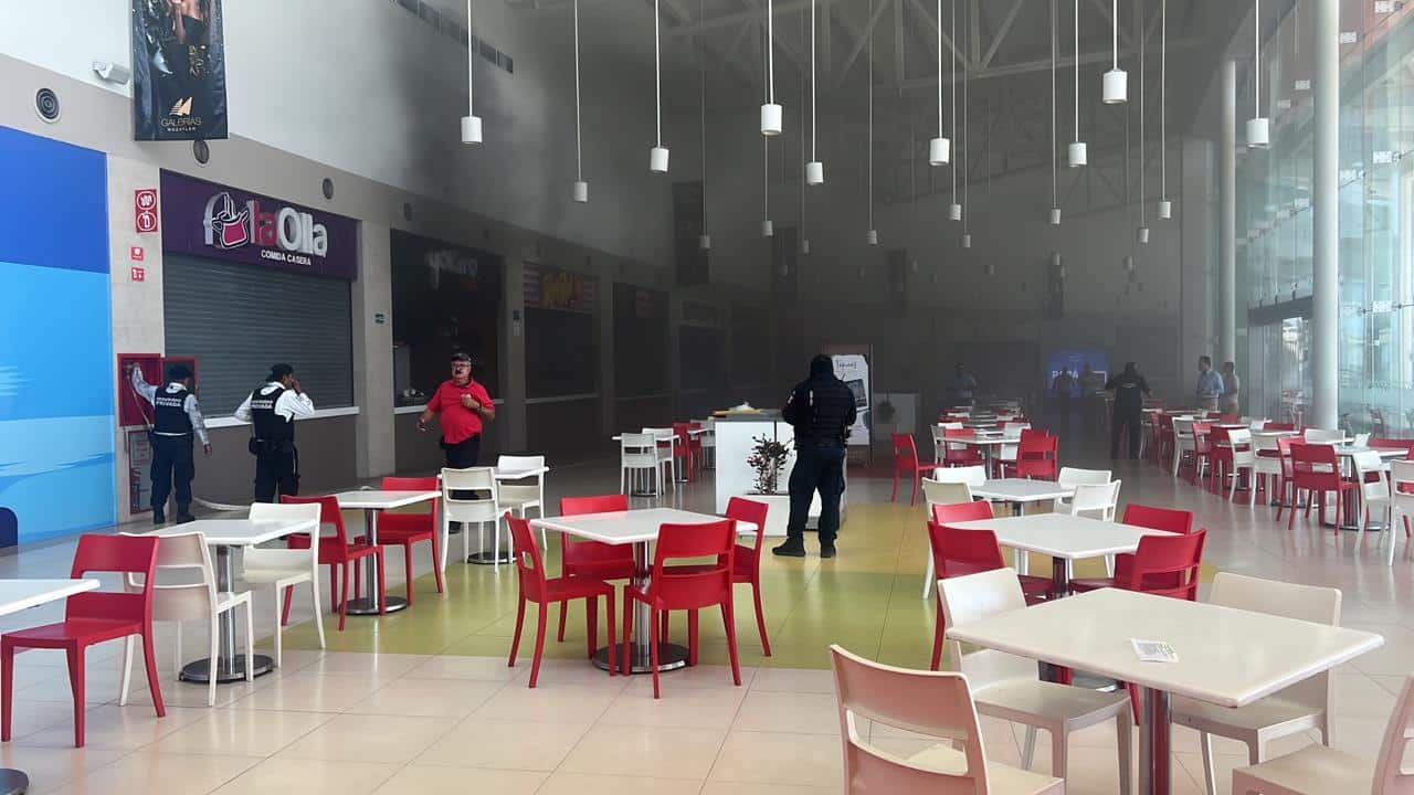 Humo en plaza comercial de Mazatlán