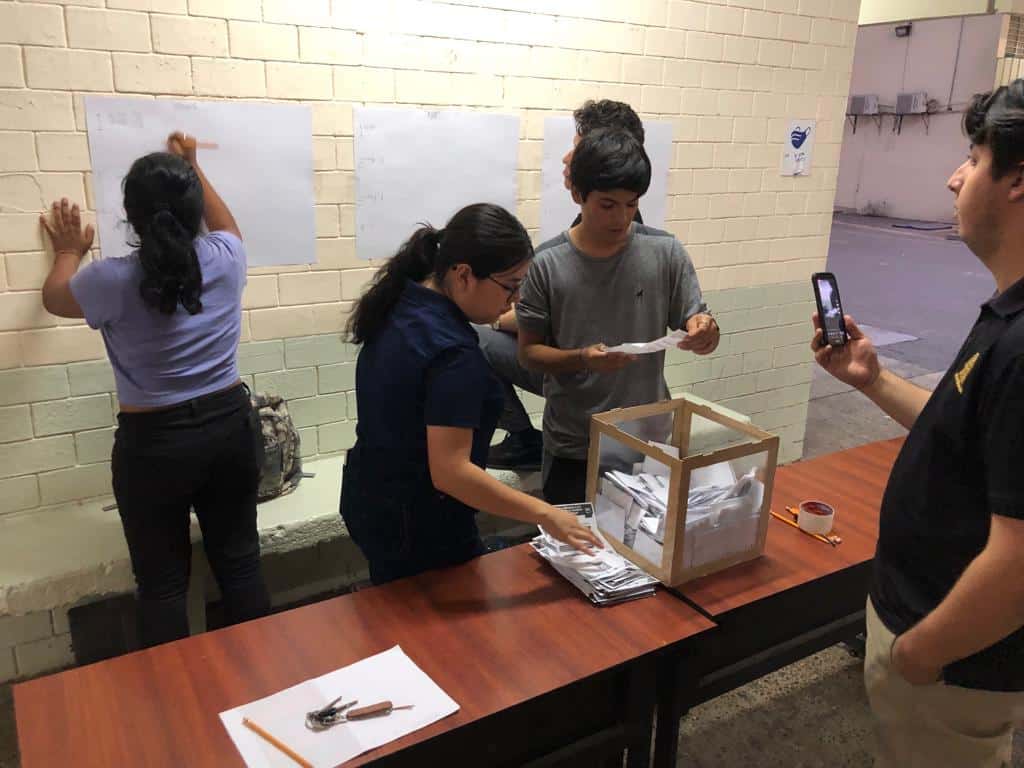 Consulta entre estudiantes y docentes de la UAS
