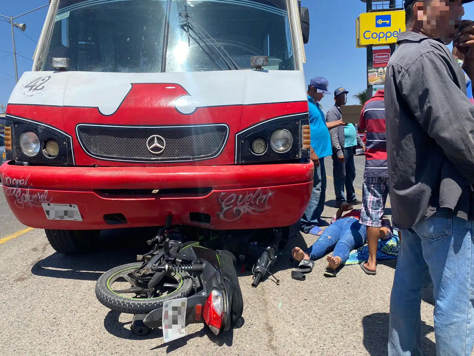 Motocicleta debajo de autobús que trasladara jornaleros agrícolas