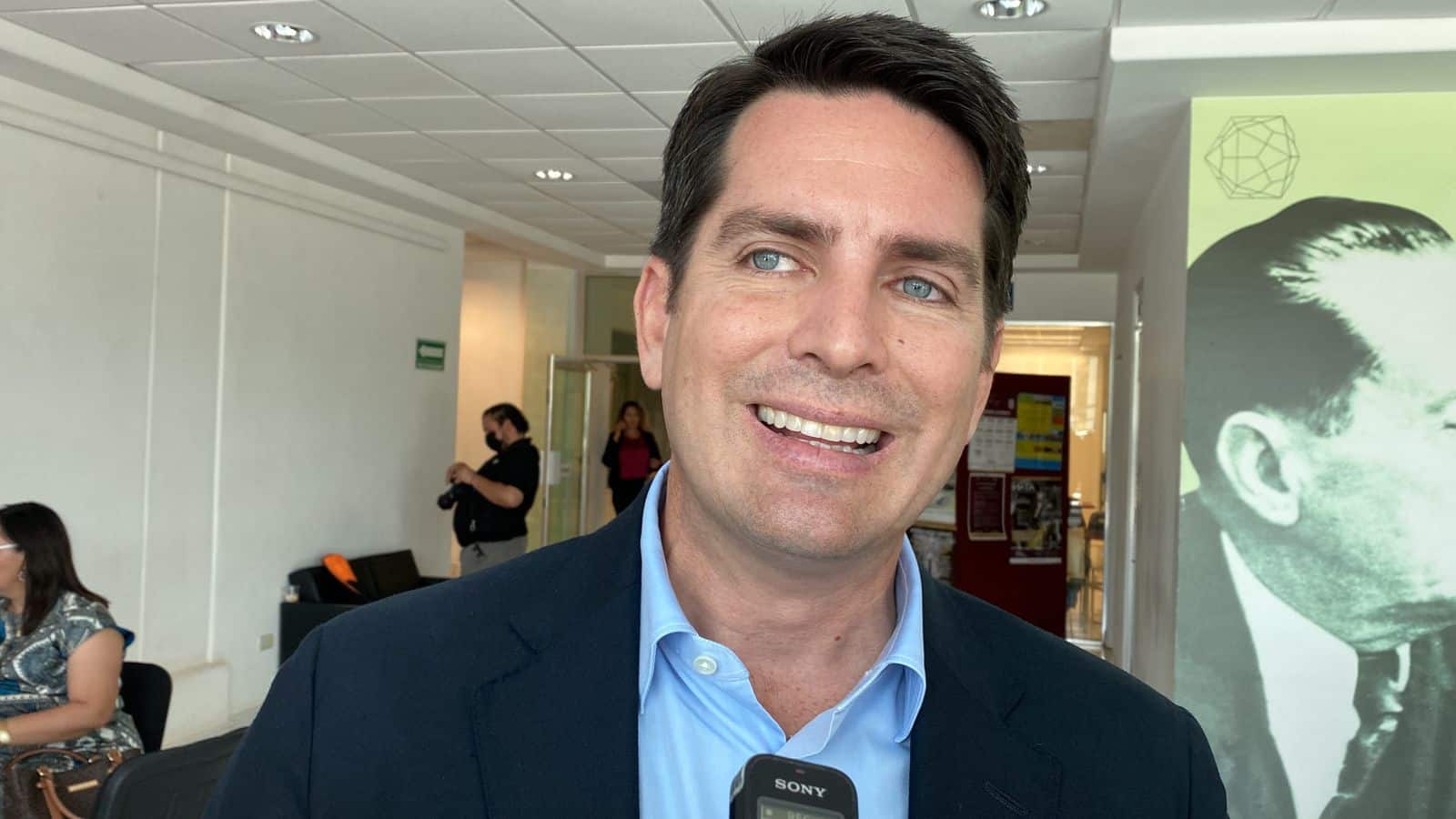 El secretario de Economía en Sinaloa Javier Gaxiola Coppel da entrevista a Línea Directa