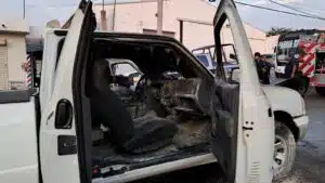 Vista lateral del interior de la camioneta blanca Ford Ranger modelo 2001 que se incendió tras un cortocircuito en el motor