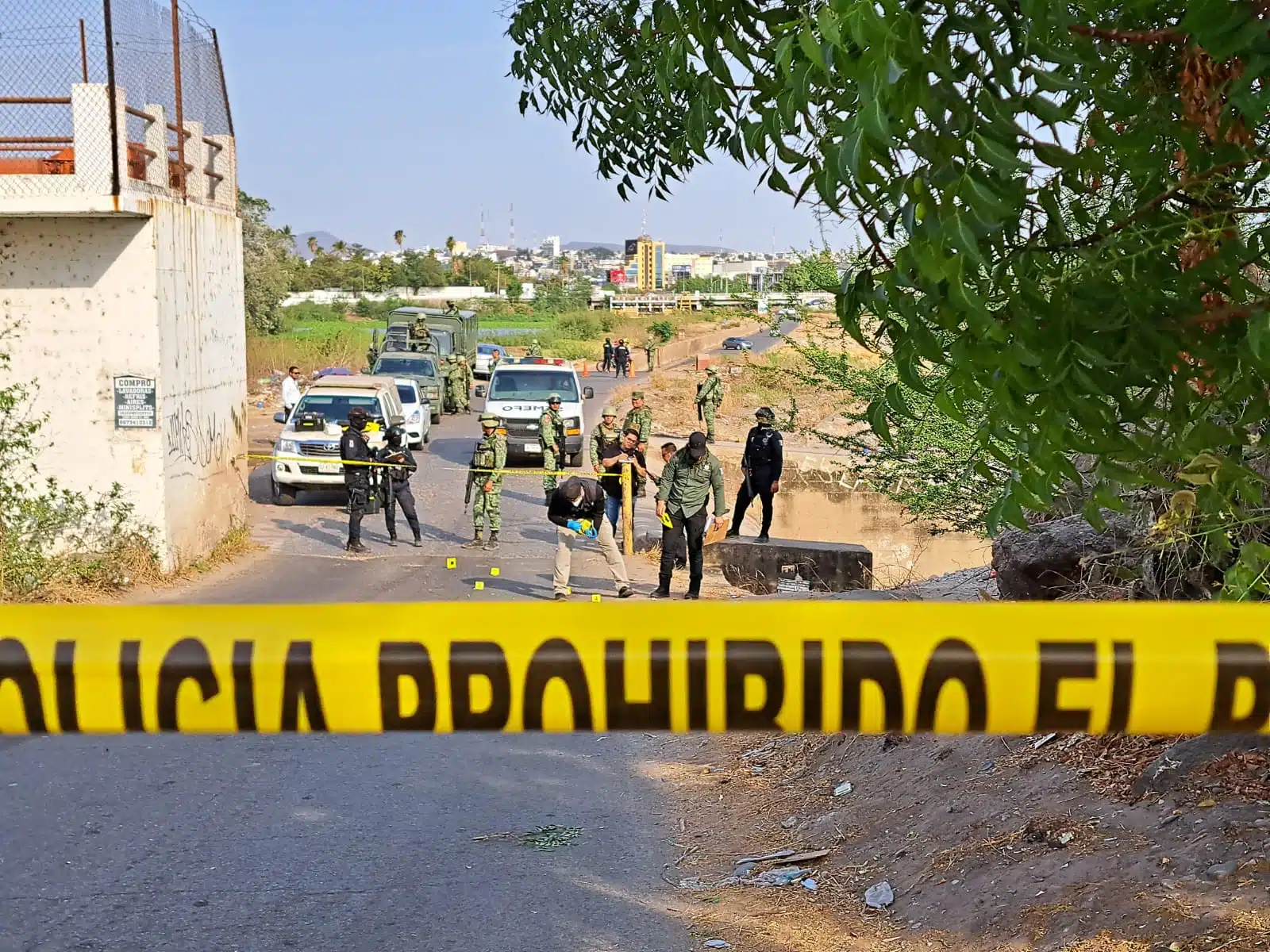 El cuerpo fue localizado junto a una bomba de la Presa Derivadora y el Puente Negro , en la colonia Juntas de Humaya.