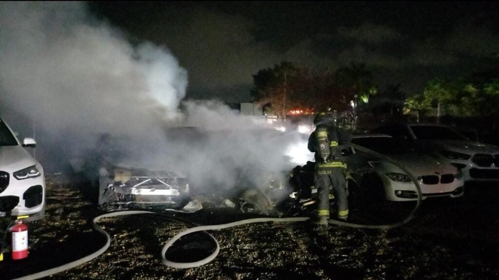 Bomberos apagan fuego en carros de la agencia BMW en Culiacán