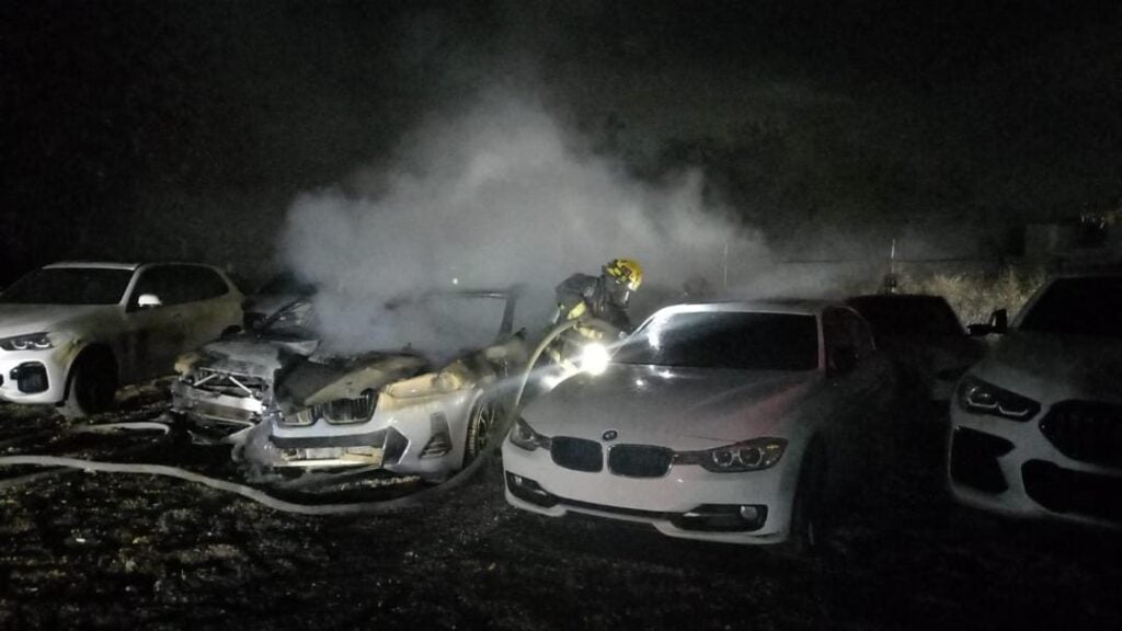 Bomberos apagan fuego en carros de la agencia BMW en Culiacán