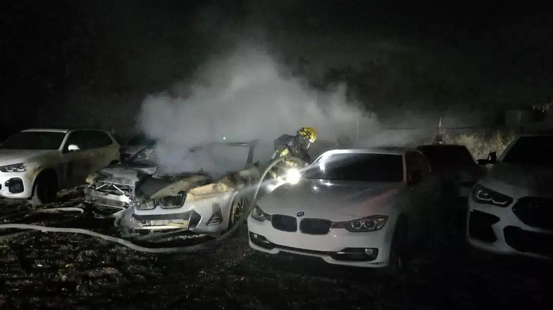 Bomberos apagan fuego en carros de la agencia BMW en Culiacán
