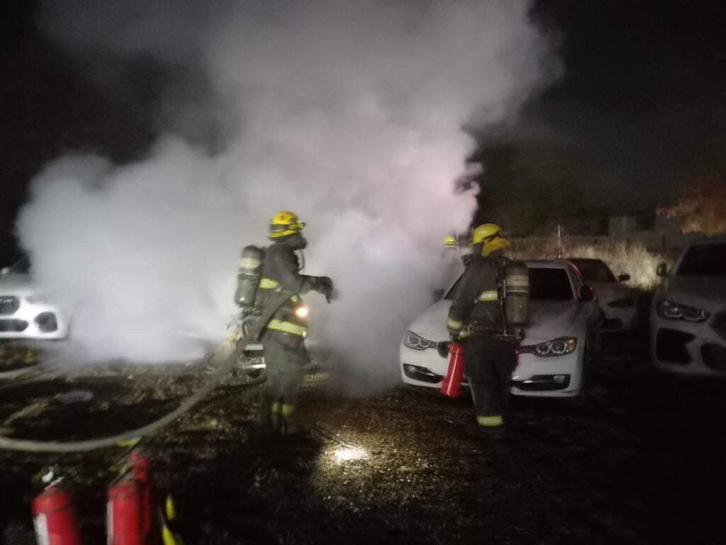 Bomberos apagan fuego en carros de la agencia BMW en Culiacán