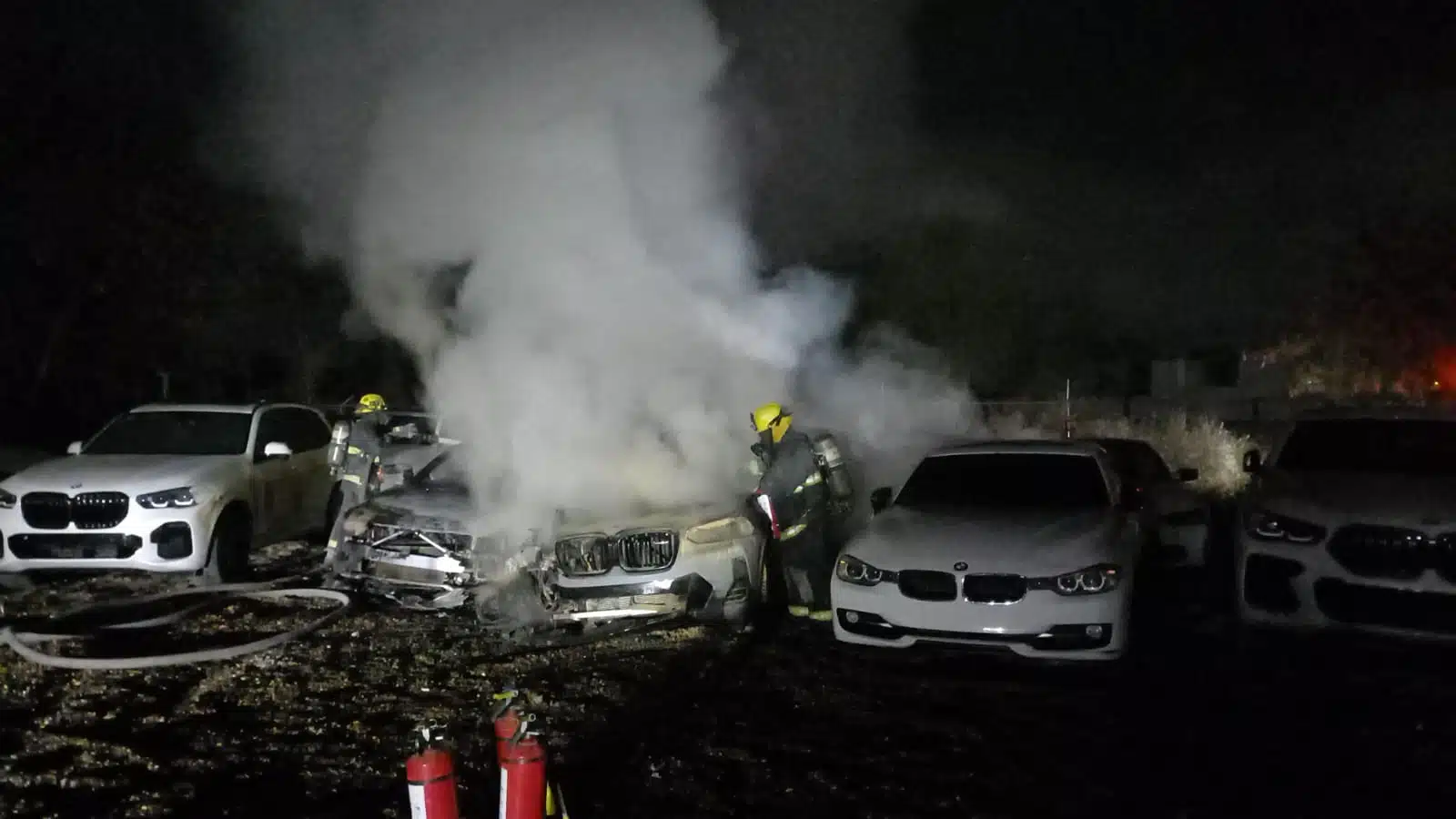 Bomberos apagan fuego en carros de la agencia BMW en Culiacán