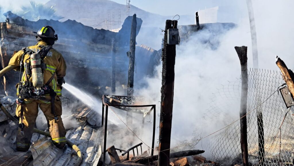 Bomberos combaten el fuerte incendio en viviendas de Culiacán