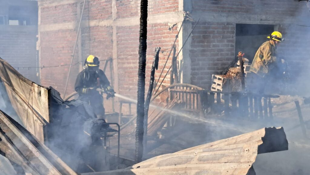 Bomberos combaten el fuerte incendio en viviendas de Culiacán