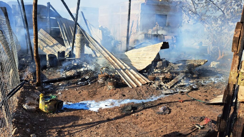 Bomberos combaten el fuerte incendio en viviendas de Culiacán