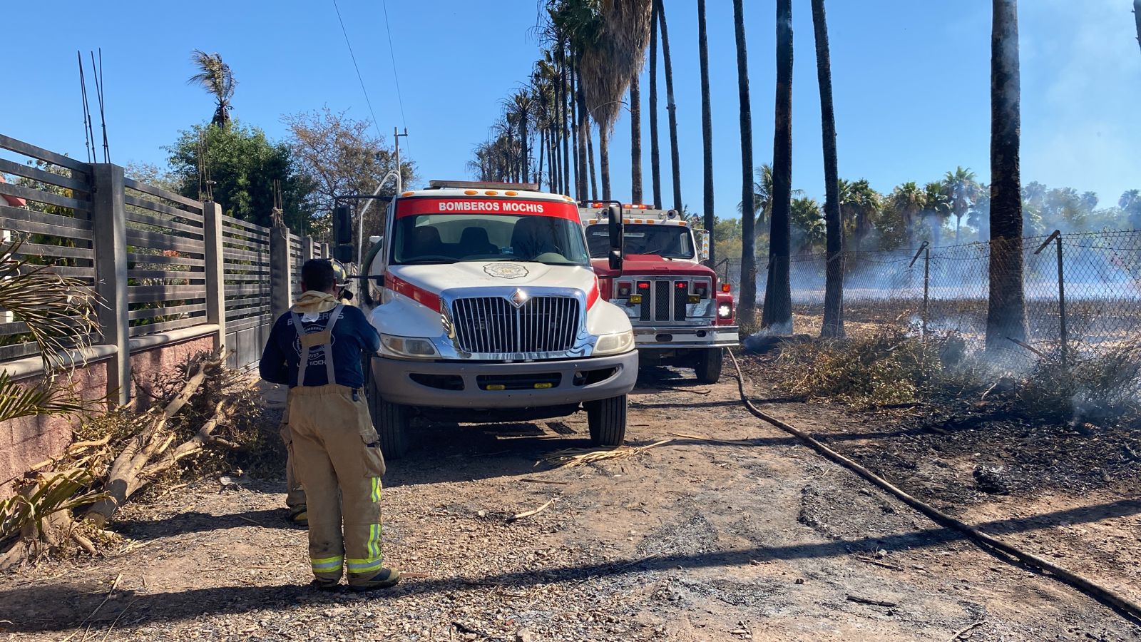 Bomberos trabajan para apagar el fuego en un predio en Taxtes, El Fuerte