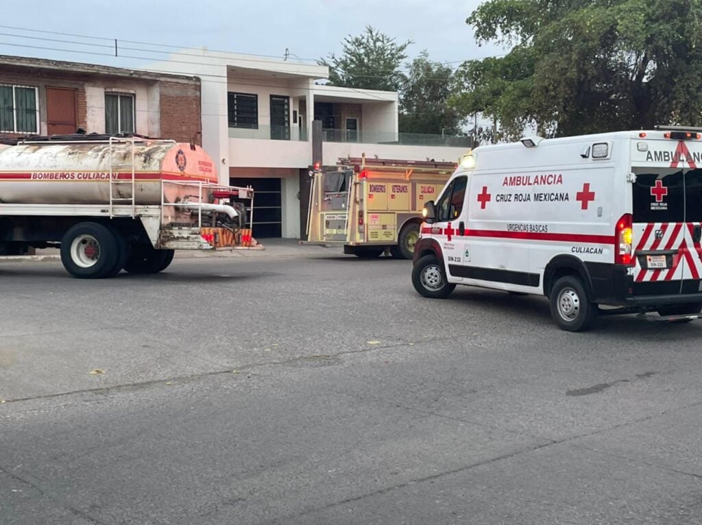 3 camiones estacionados sobre la calle