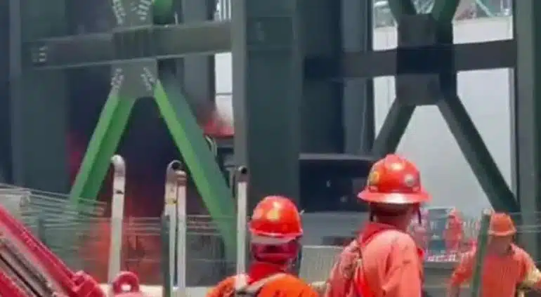 (VIDEO) Trabajadores captan incendio en refinería Dos Bocas; explotó una pipa