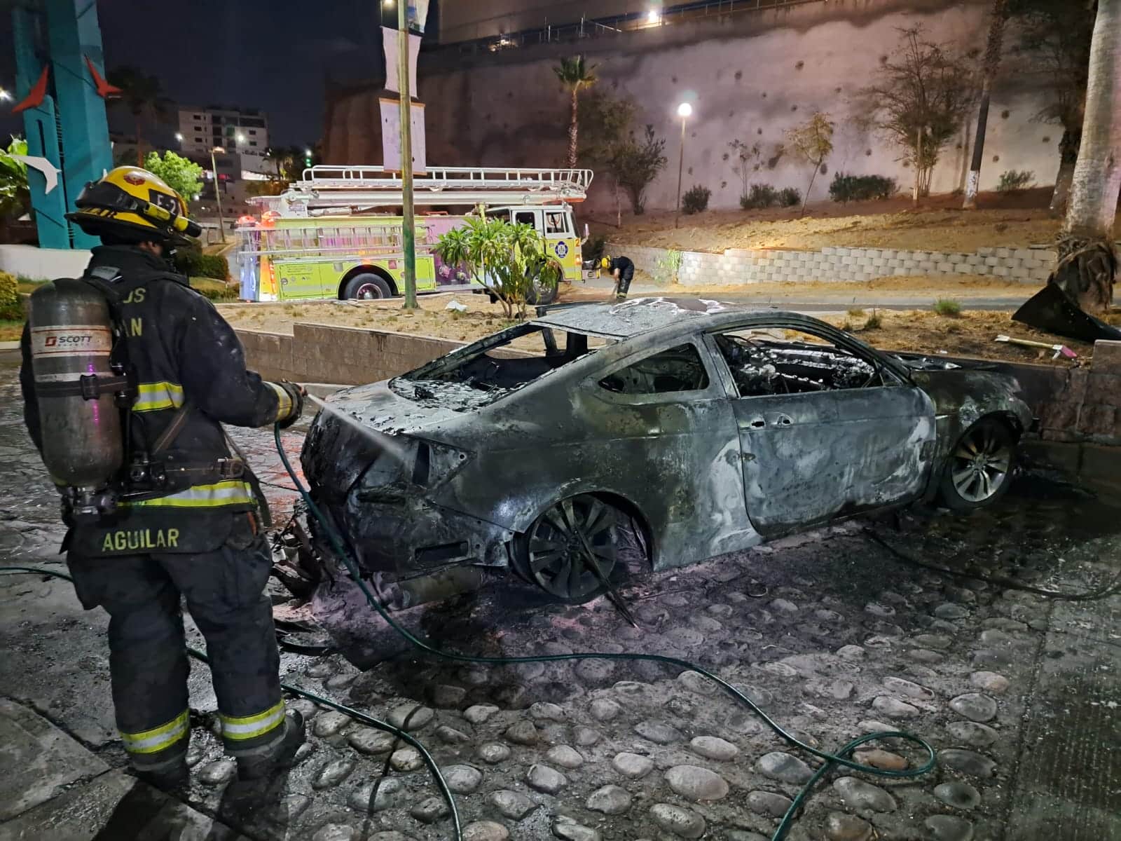 Elementos de Bomberos Culiacán llegaron y se encargaron de apagar las llamas que envolvían la unidad motriz