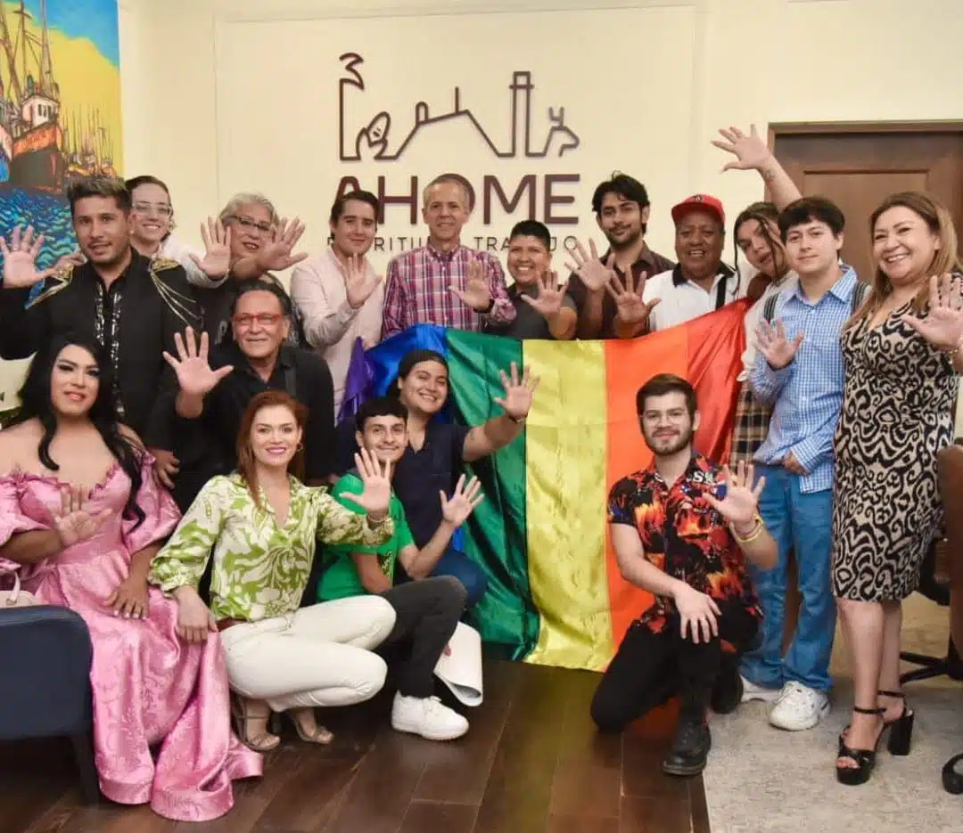 Integrantes de la comunidad LGBT acompañados del alcalde de Ahome y regidoras del municipio