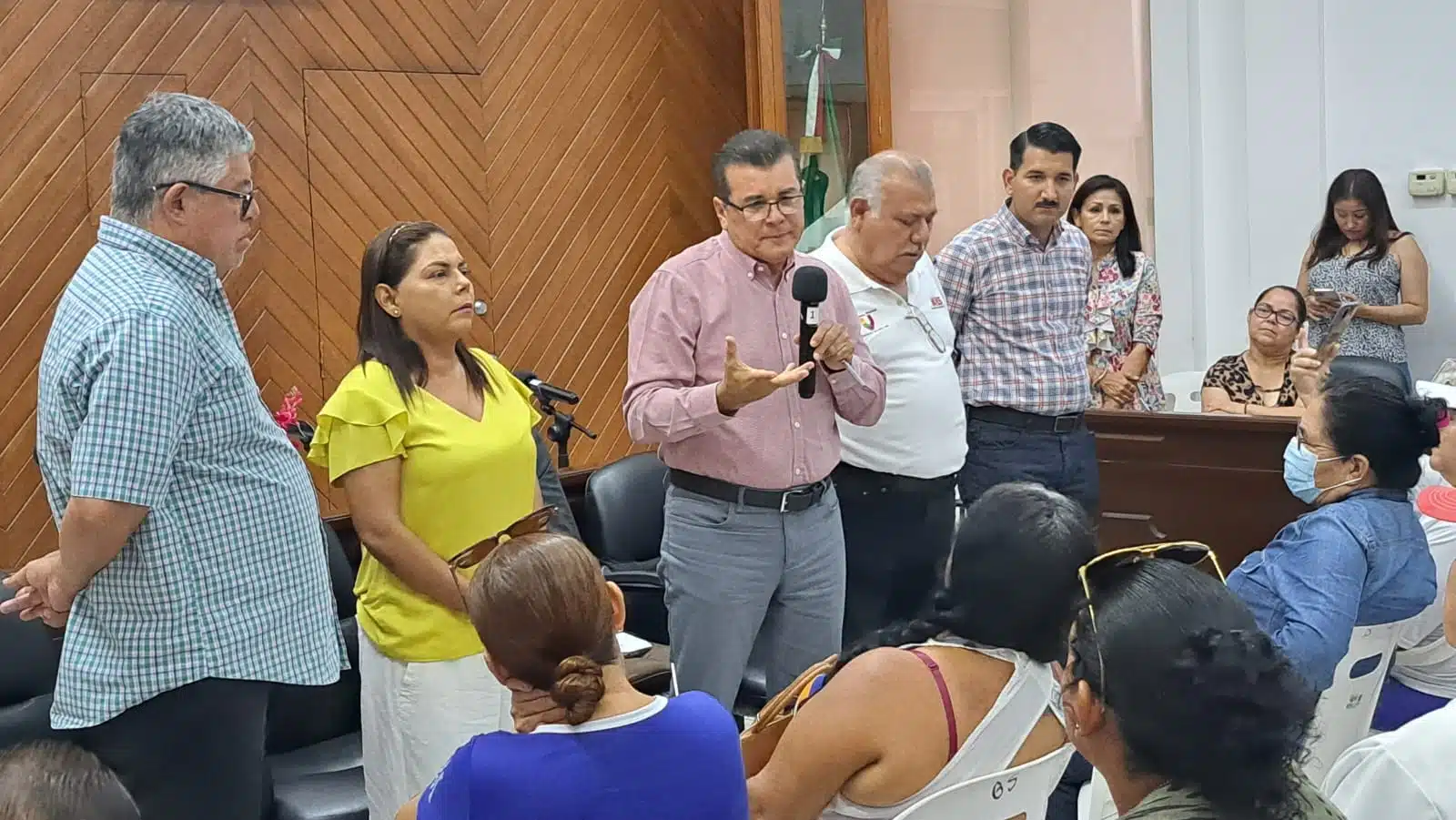 Integrantes del MASS, liderados por Miguel Ángel Gutiérrez, sostuvieron un encuentro con el presidente municipal Édgar González Zatarain