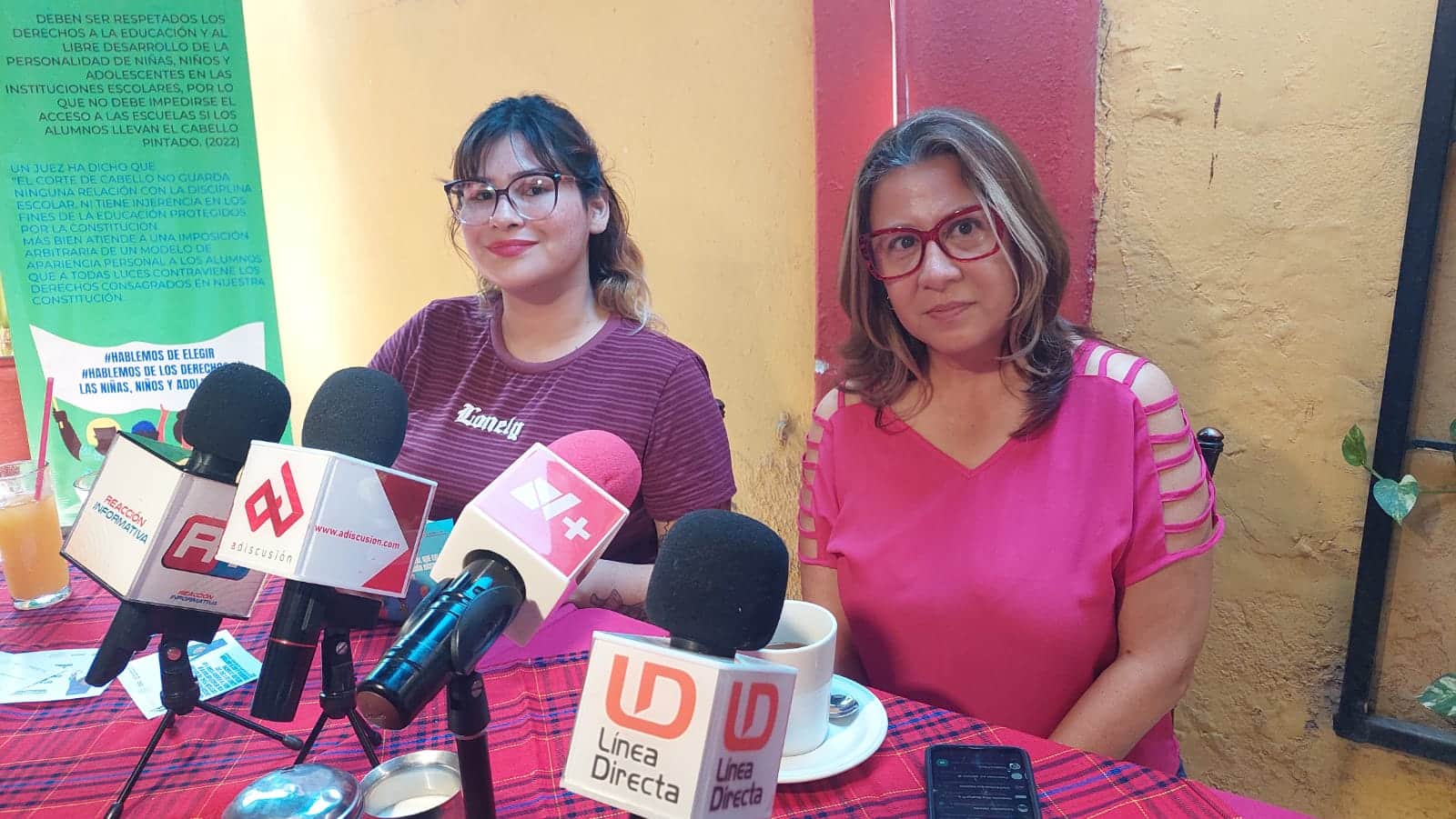 Integrantes del coletivo No se metan con nuestras hijas promueven el uniforme neutro