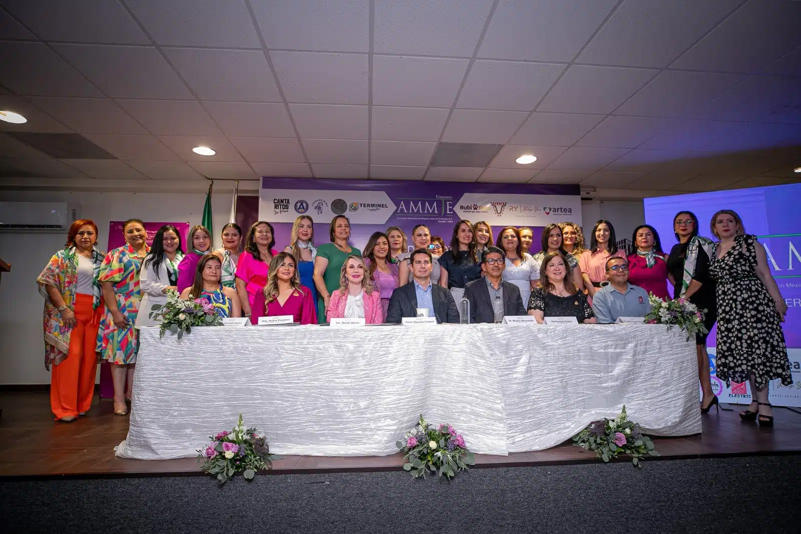 Invitados y Consejo Directivo de la Asociación Mexicana de Mujeres Jefas de Empresa en Guasave