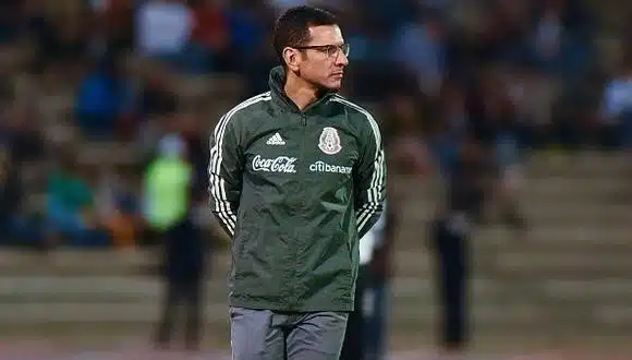 Jaime Lozano con chamarra de la Selección de México