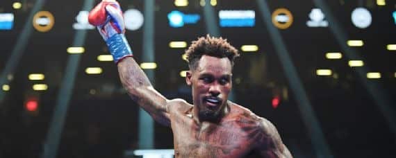 Jermall Charlo con un guante y un brazo arriba