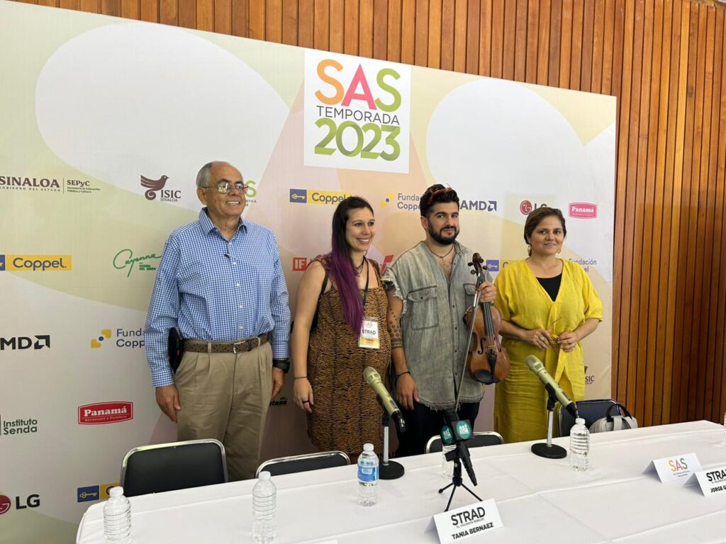 Jorge Guillén en conferencia de prensa junto a 3 personas