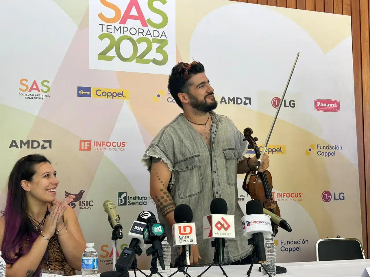 Jorge Guillén en conferencia de prensa junto a 1 persona