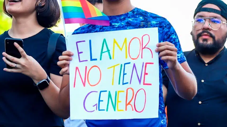 Jóvenes manifestándose en marcha LGBT Pride Culiacán