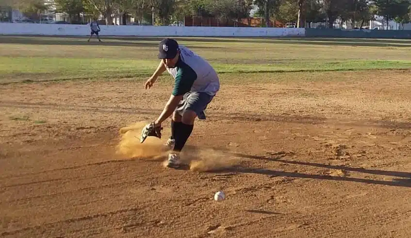 Jugador de beisbol practica en campo con ropa deportiva