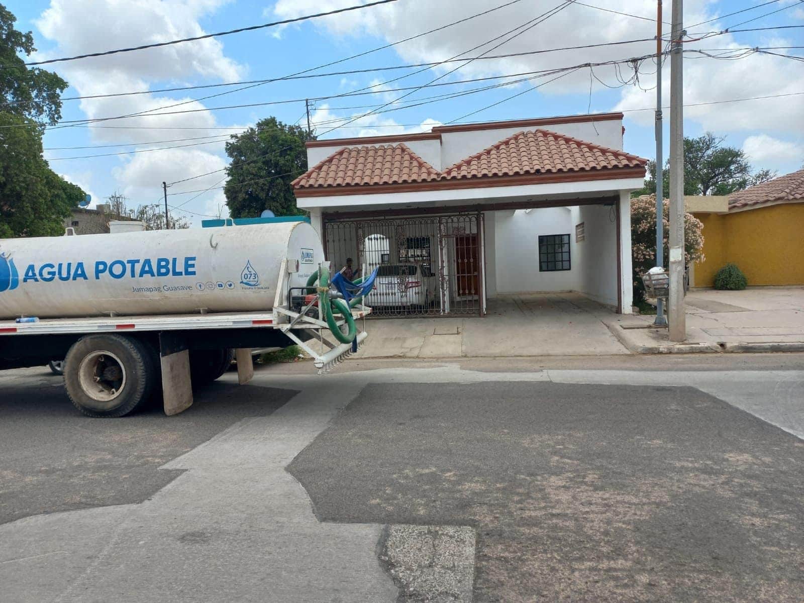 La junta de agua potable informó que atendieron la demanda de algunas familias que requerían del vital líquido.