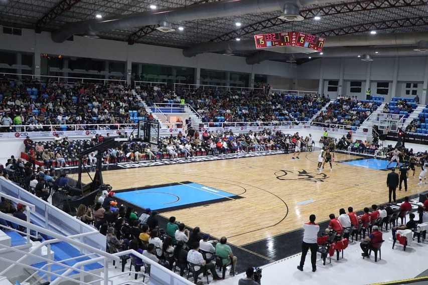 Juego de baloncesto en la cancha Lobodome de Mazatlán