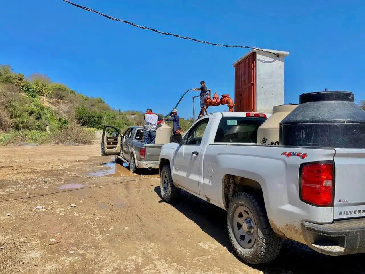 Ayuntamiento de choix surte agua en colonias a comunidades por la sequía