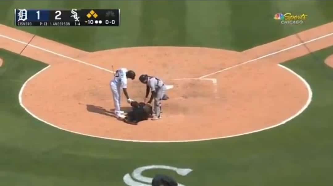 Todo terminó con un walk-off gracias a una pelota que pegó directo en la careta del umpire de home